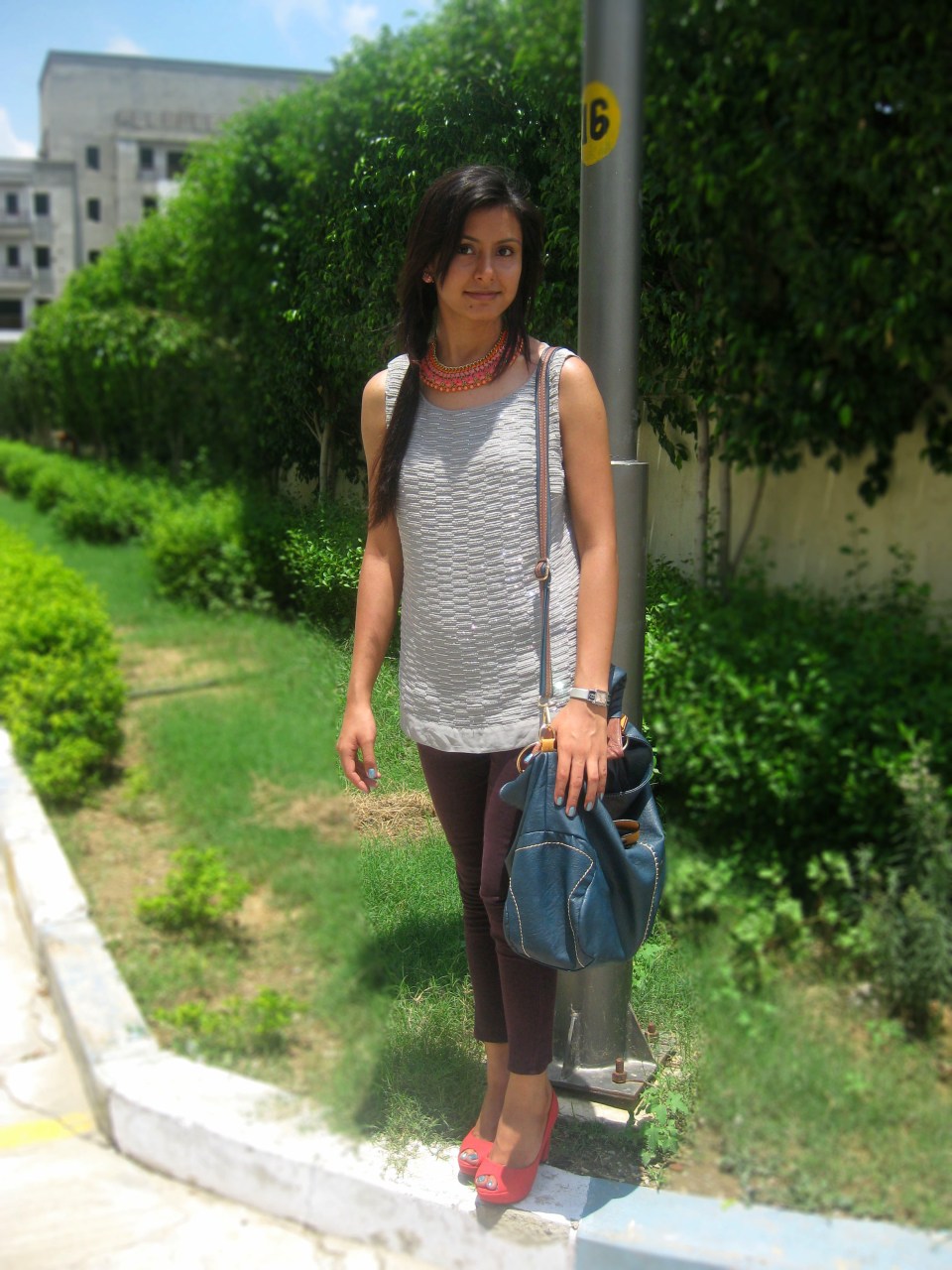 kintyish.com_fashionblog_orangenecklace_greytop_1