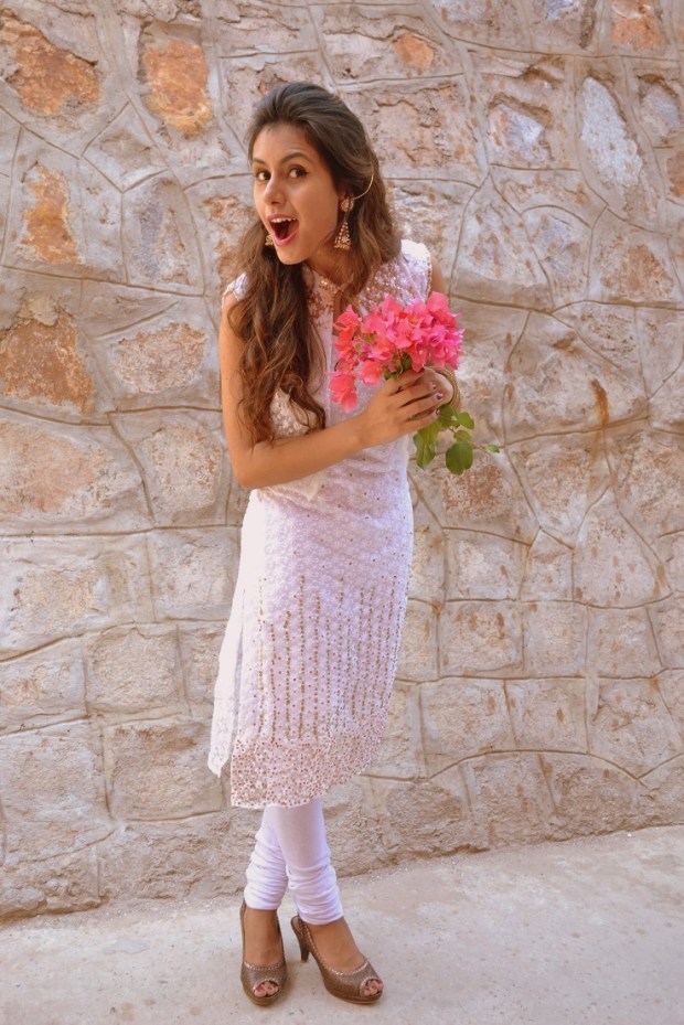 kintyish.com_indianfashionblog_himanshi mukhija_white_ethnic_suit _lace_embroidery_sequin_jhumki_10