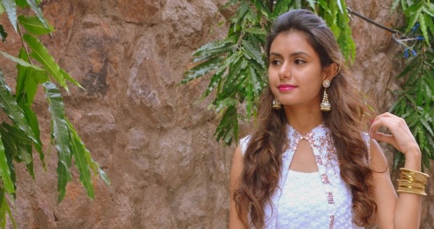 kintyish.com_indianfashionblog_himanshi mukhija_white_ethnic_suit _lace_embroidery_sequin_jhumki_1