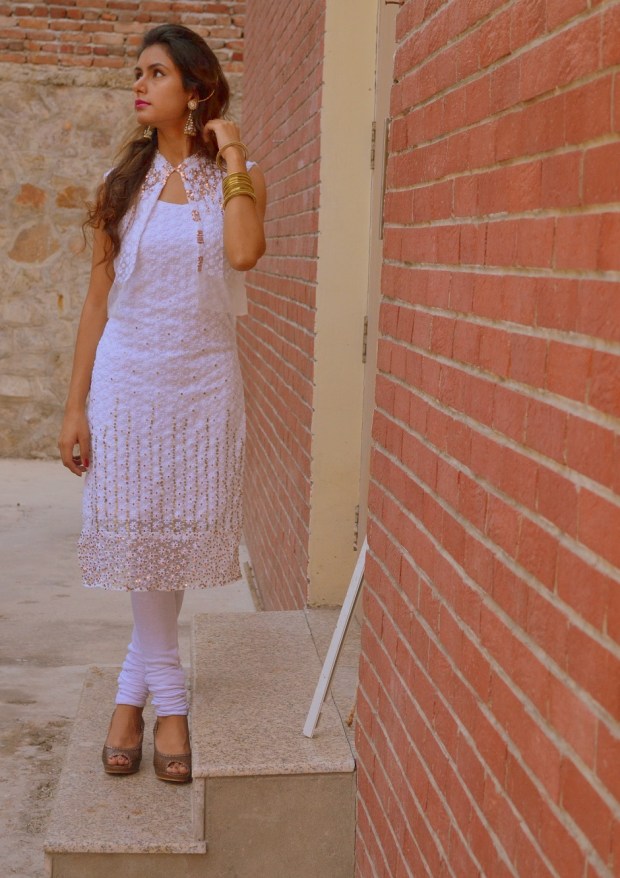 kintyish.com_indianfashionblog_himanshi mukhija_white_ethnic_suit _lace_embroidery_sequin_jhumki_2