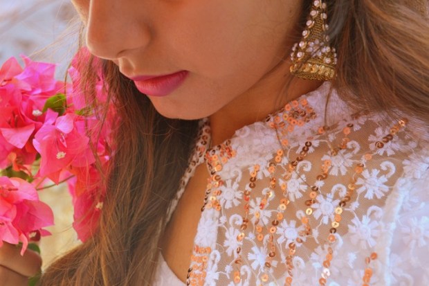 kintyish.com_indianfashionblog_himanshi mukhija_white_ethnic_suit _lace_embroidery_sequin_jhumki_3