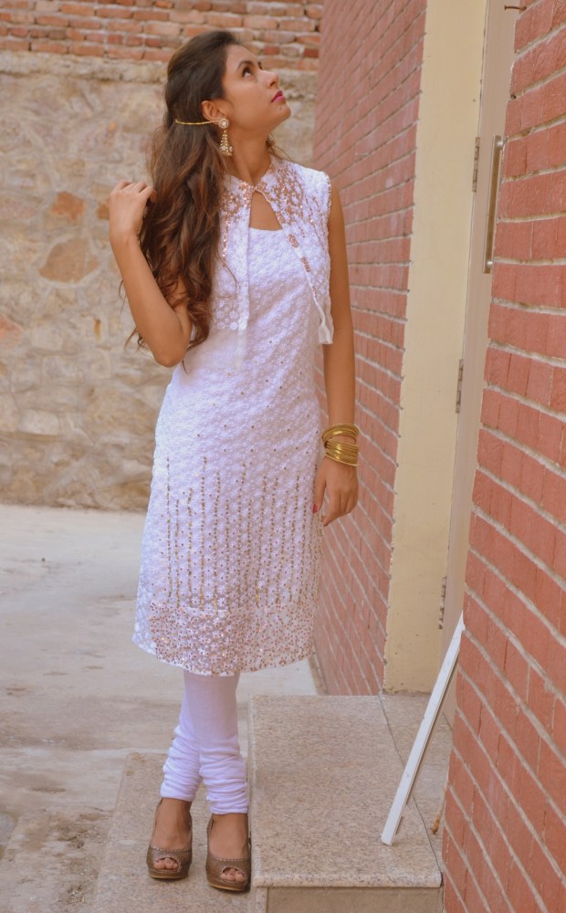 kintyish.com_indianfashionblog_himanshi mukhija_white_ethnic_suit _lace_embroidery_sequin_jhumki_5