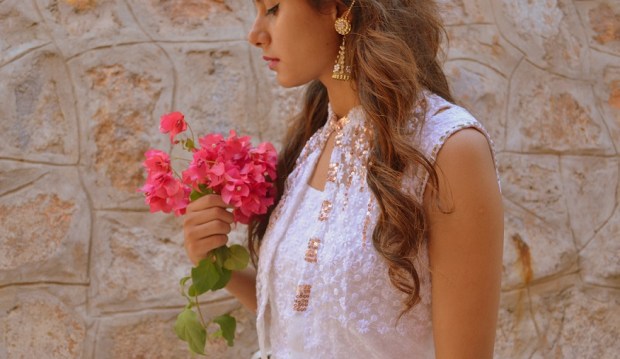 kintyish.com_indianfashionblog_himanshi mukhija_white_ethnic_suit _lace_embroidery_sequin_jhumki_8