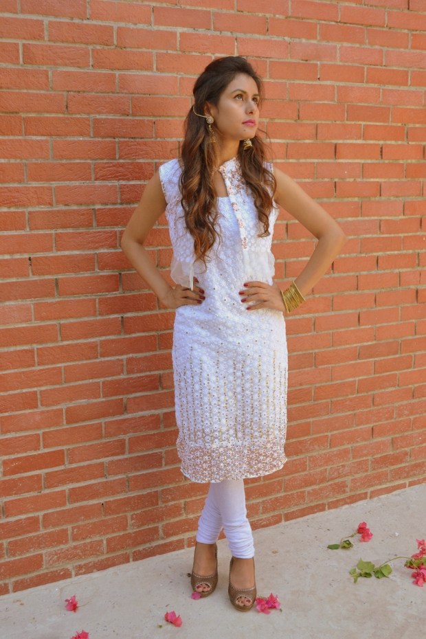 kintyish.com_indianfashionblog_himanshi mukhija_white_ethnic_suit _lace_embroidery_sequin_jhumki_9