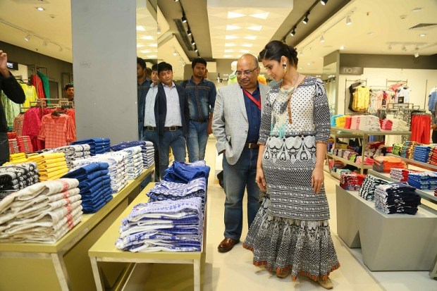 kintyish.com_indian fashion blog _ fashion blogger _ reliance trends concept store launch ileana dcruz jaipur 2016 _ 3.2