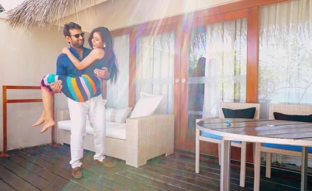 kintyish.com_indian fashion and lifestyle blog _ travle blog_ honeymoon in maldives singapore_ self shot picture series using tripod_1 - Copy