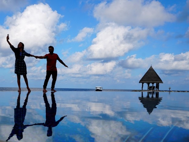 kintyish.com_indian fashion and lifestyle blog _ travle blog_ honeymoon in maldives singapore_ self shot picture series using tripod_2 - Copy