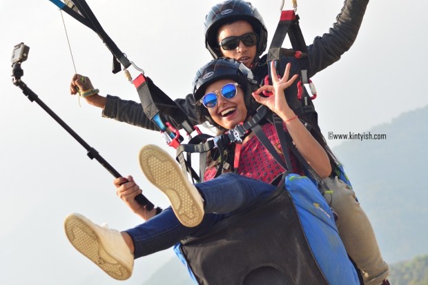 kintyish.com_dharamshala_bir_billing_paragliding_outfit_white sneakers_10