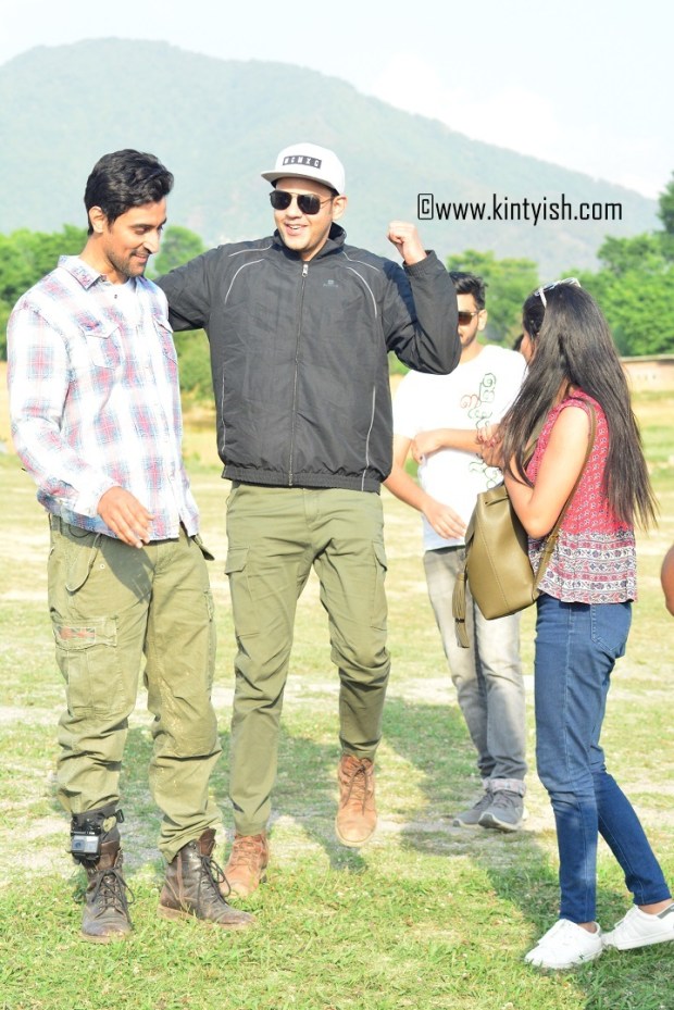 kintyish.com_dharamshala_bir_billing_paragliding_outfit_white sneakers_12.JPG