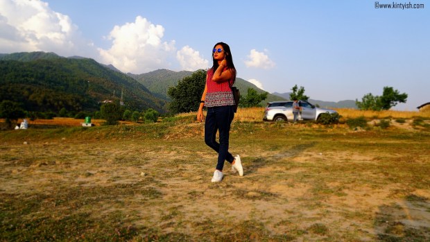 kintyish.com_dharamshala_bir_billing_paragliding_outfit_white sneakers_1