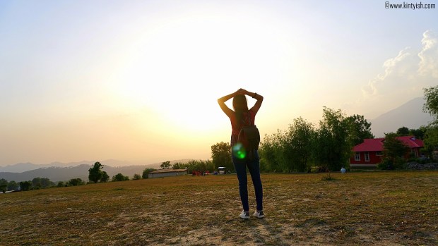 kintyish.com_dharamshala_bir_billing_paragliding_outfit_white sneakers_2