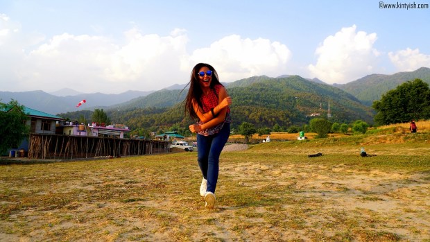 kintyish.com_dharamshala_bir_billing_paragliding_outfit_white sneakers_4